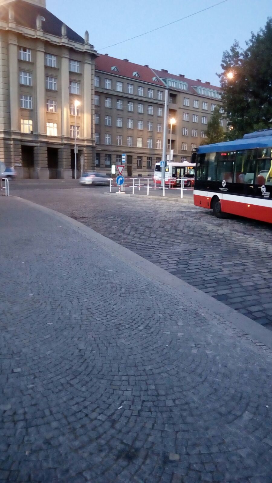 Obejzd Něco tady nehraje...